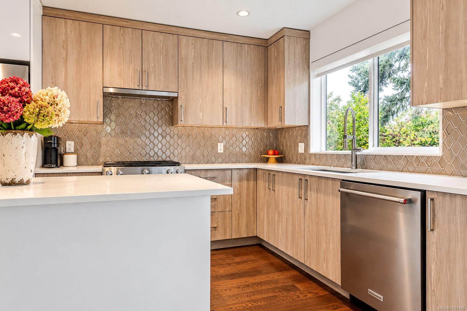 7-1032 Cloverdale Ave — listing photo 2 of 39