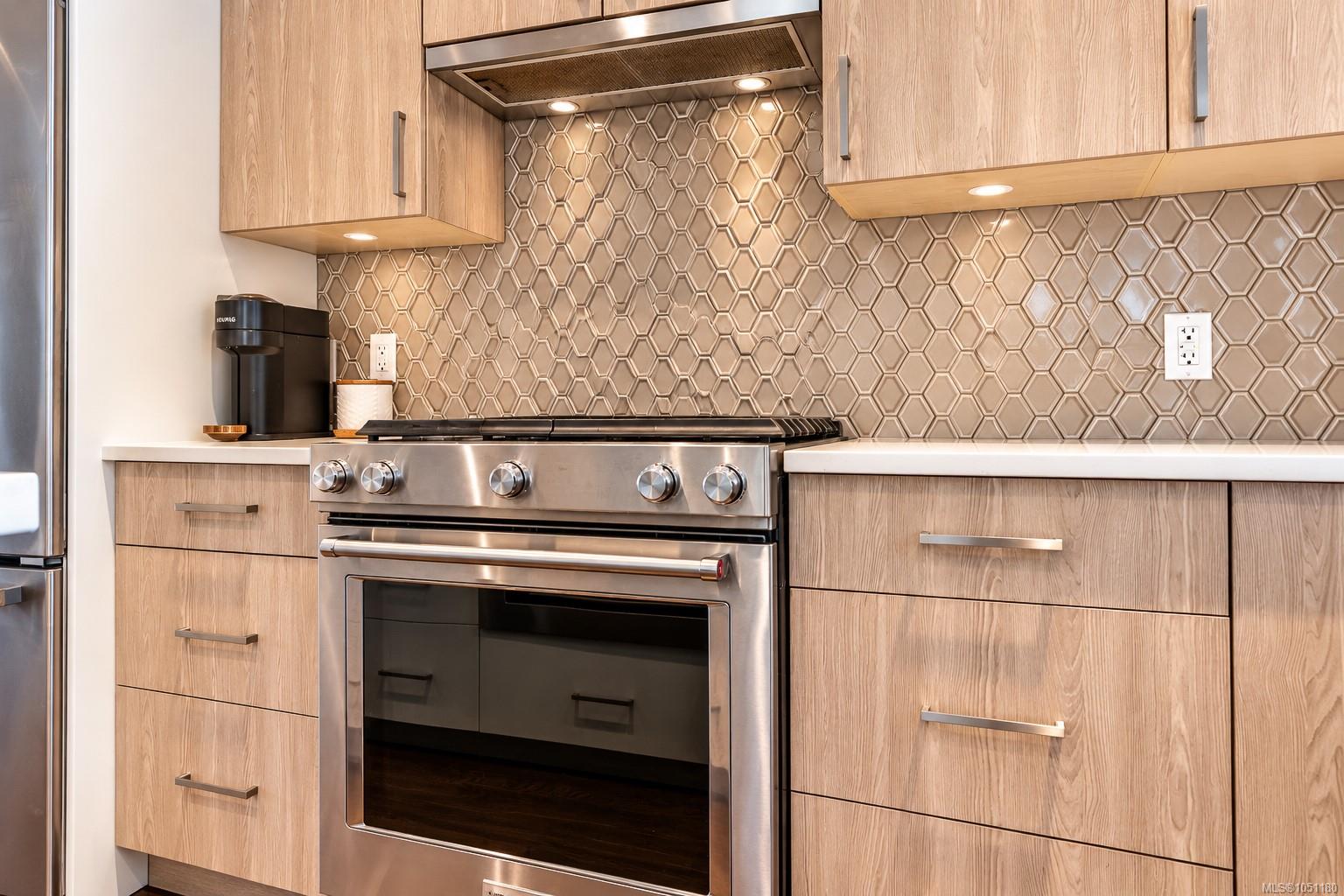 7-1032 Cloverdale Ave — listing photo 3 of 39