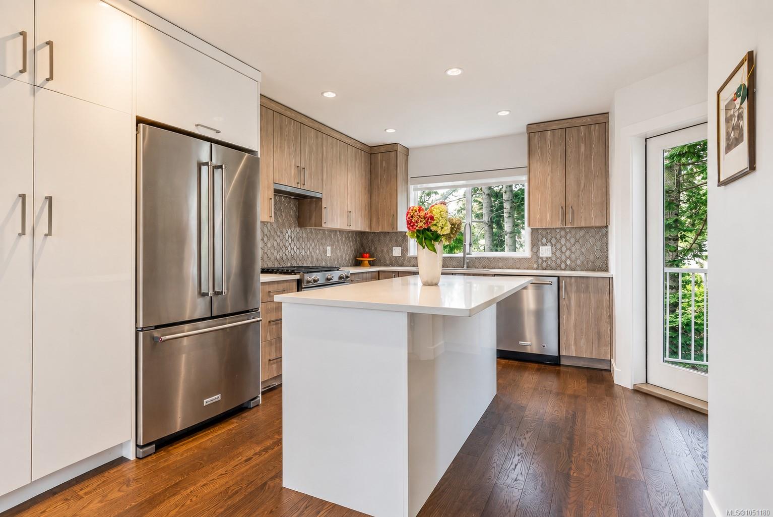 7-1032 Cloverdale Ave — listing photo 5 of 39