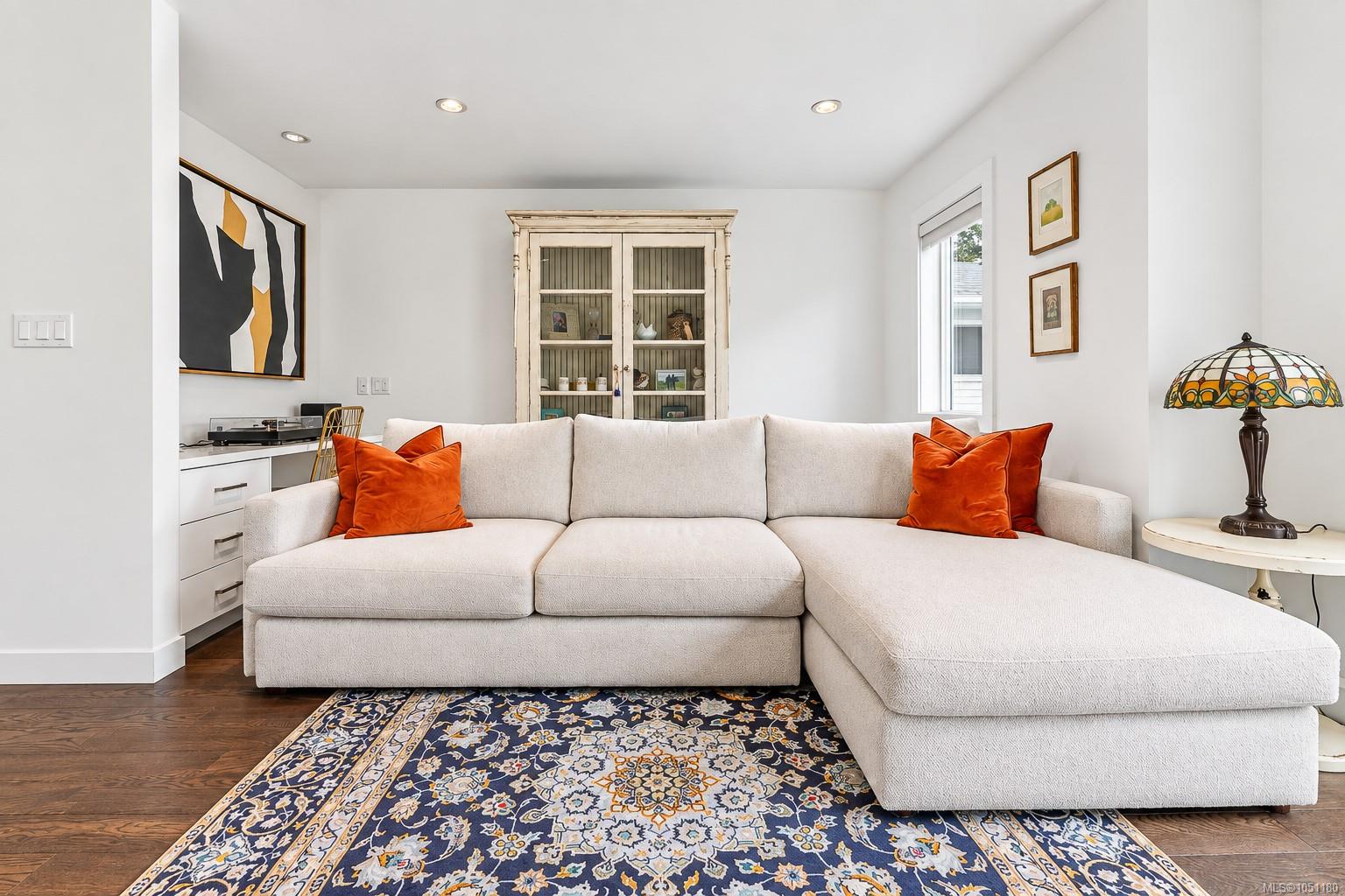 7-1032 Cloverdale Ave — listing photo 6 of 39