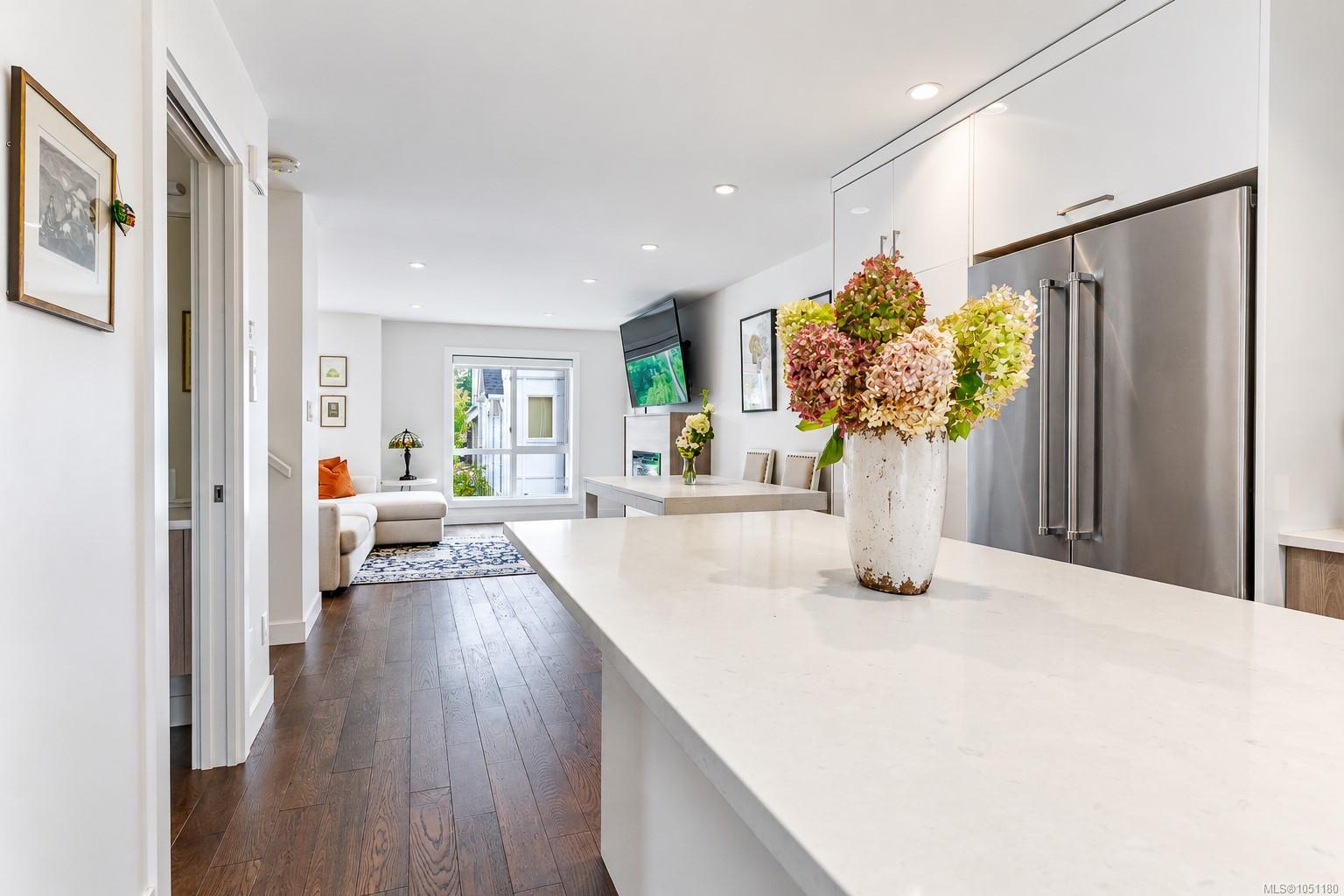 7-1032 Cloverdale Ave — listing photo 7 of 39
