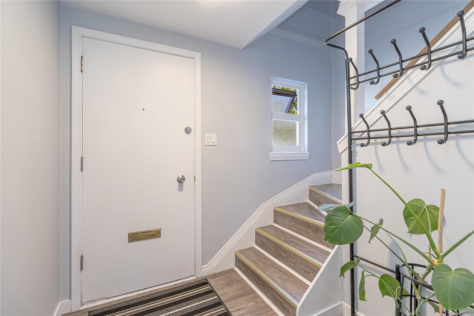 386 Burnside Rd — listing photo 9 of 52