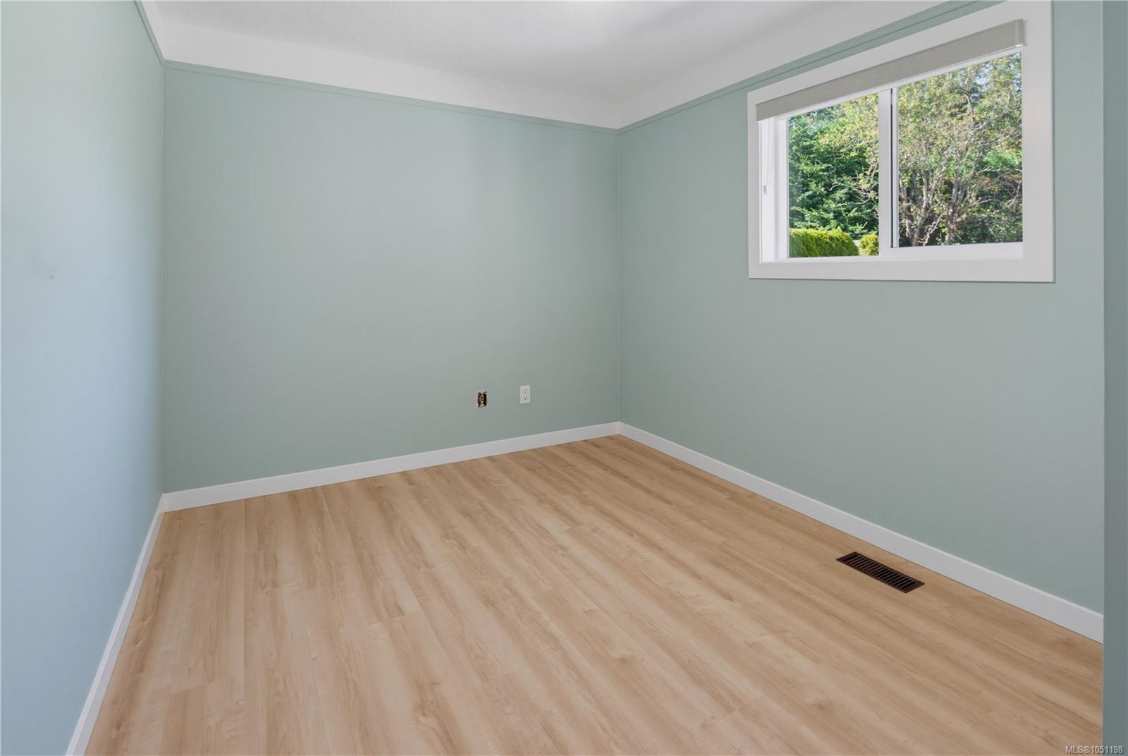 916 Burnside Rd — listing photo 14 of 33