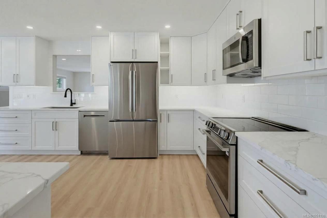 916 Burnside Rd — listing photo 5 of 33