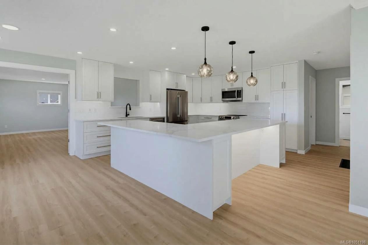 916 Burnside Rd — listing photo 6 of 33