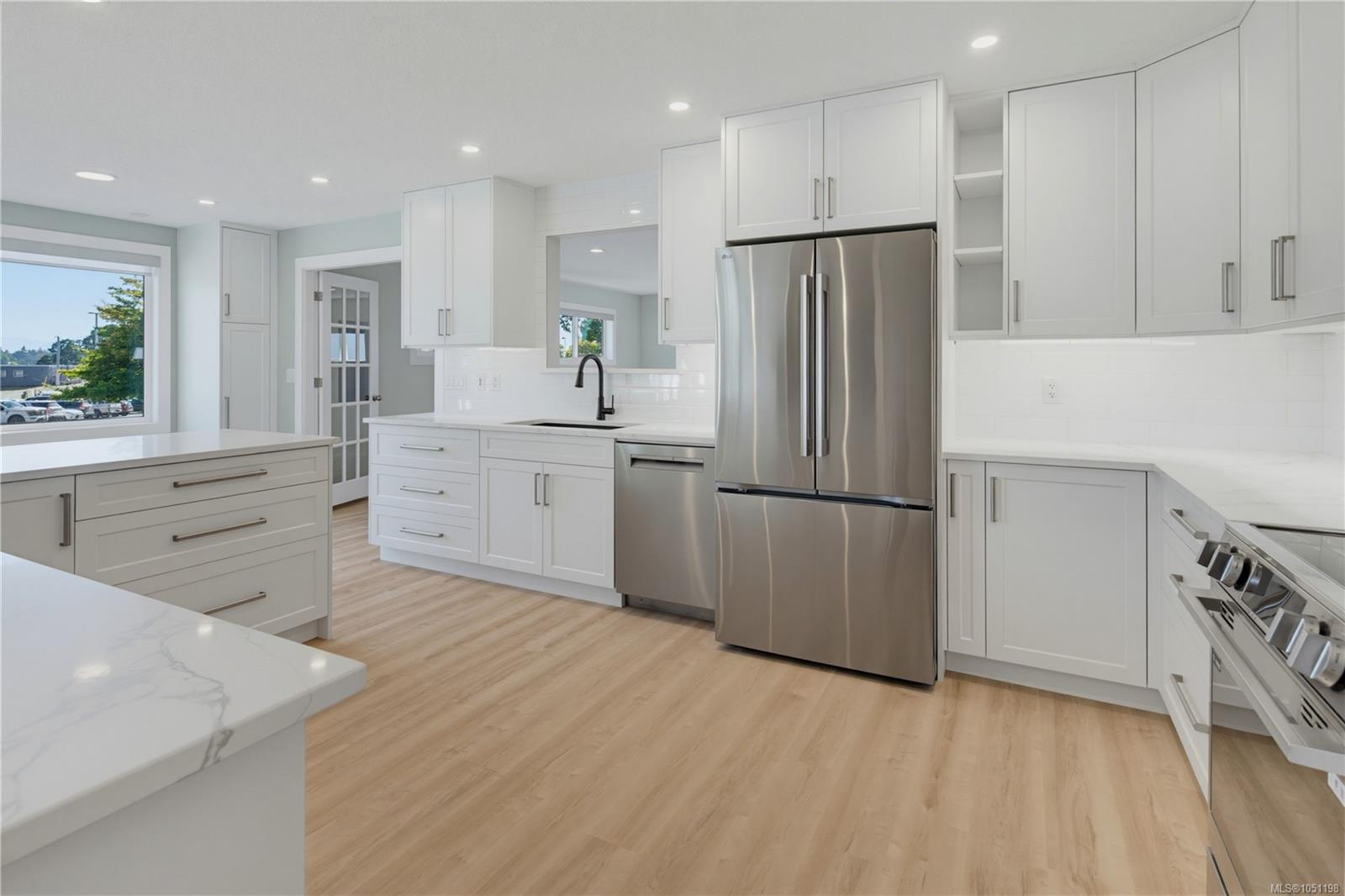 916 Burnside Rd — listing photo 8 of 33