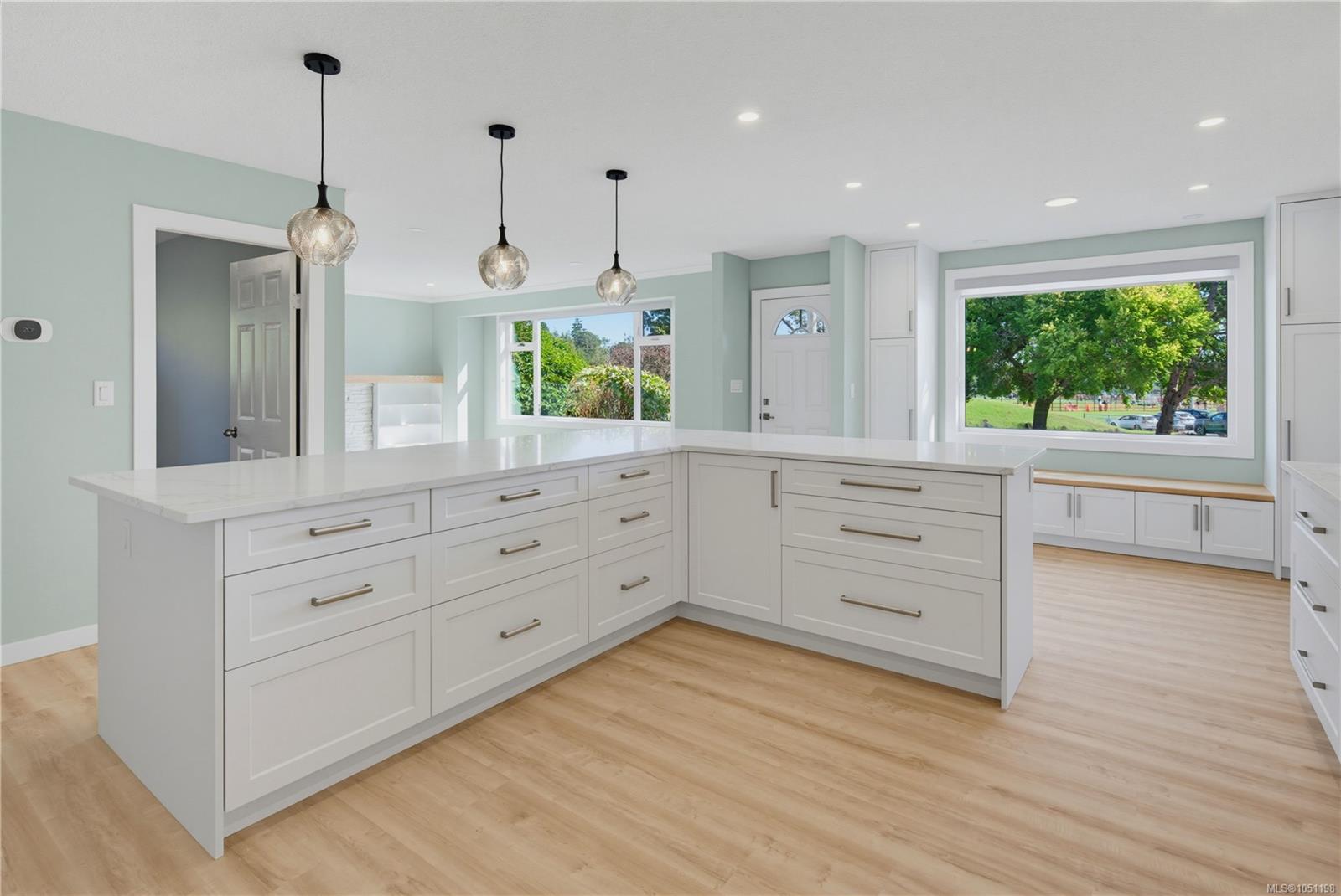 916 Burnside Rd — listing photo 9 of 33