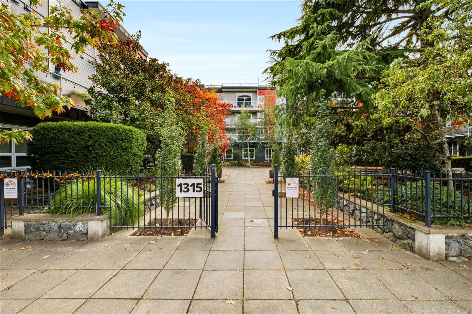 314-1315 Esquimalt Rd — listing photo 3 of 44