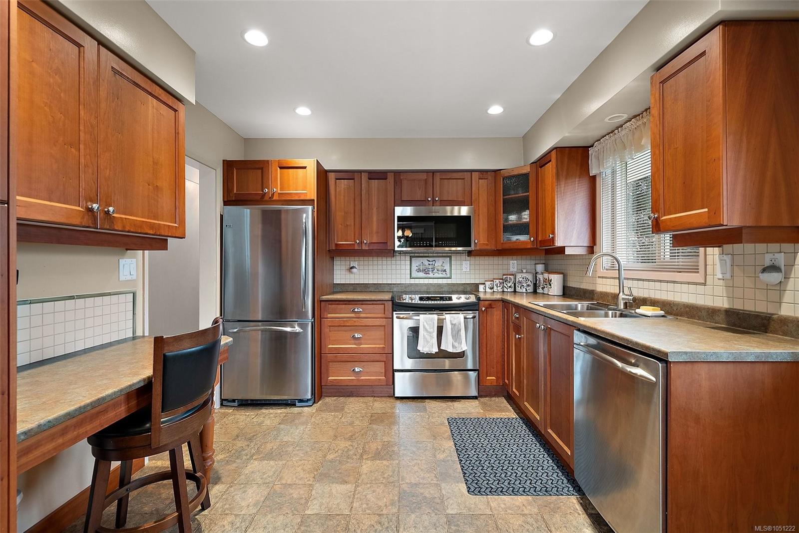 844 Rockheights Ave — listing photo 12 of 35