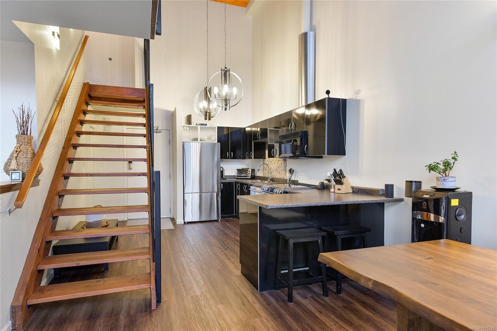 405-829 Goldstream Ave — listing photo 11 of 42