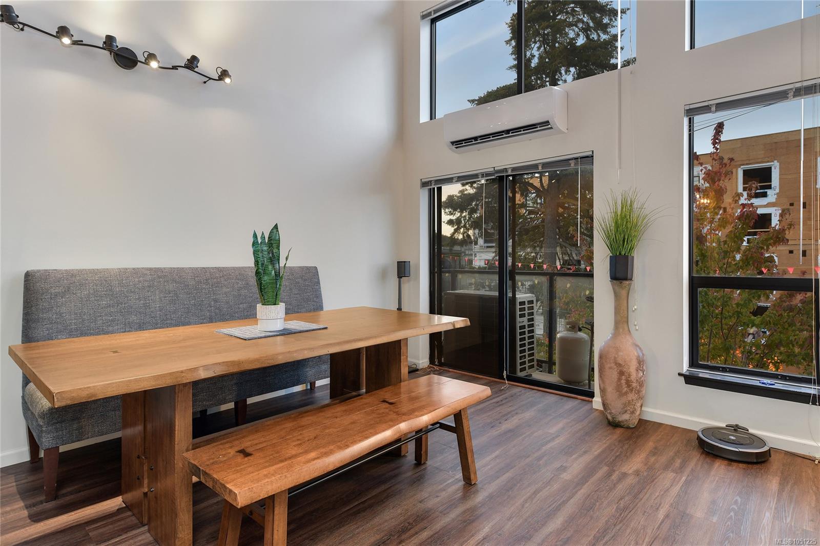 405-829 Goldstream Ave — listing photo 13 of 42