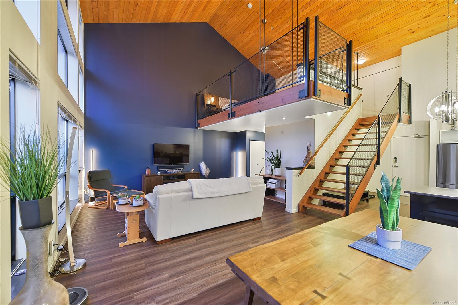 405-829 Goldstream Ave — listing photo 3 of 42