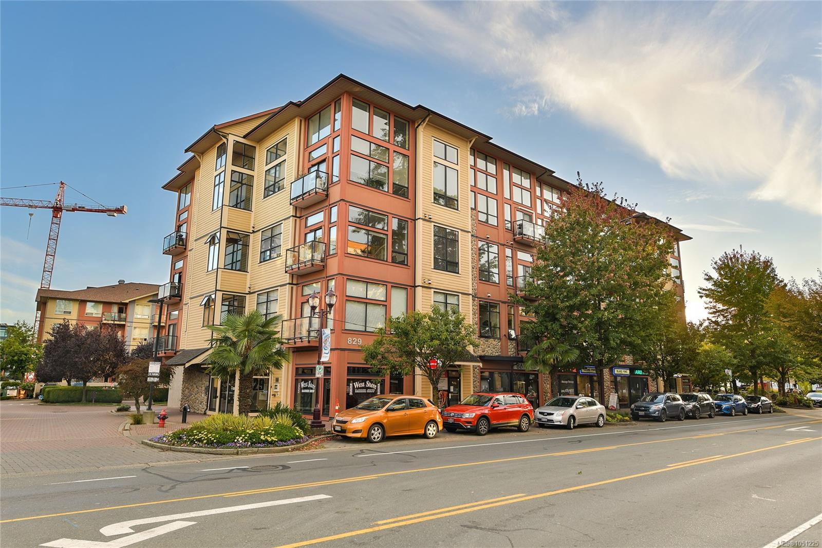 405-829 Goldstream Ave — listing photo 4 of 42