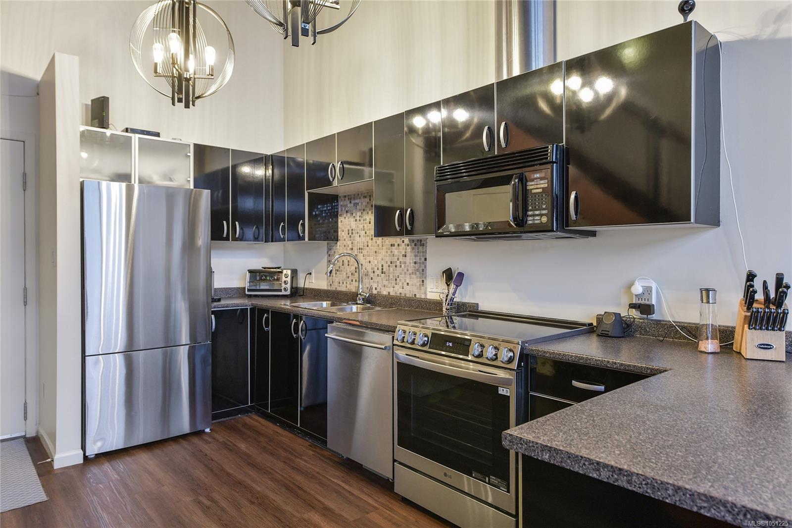 405-829 Goldstream Ave — listing photo 8 of 42