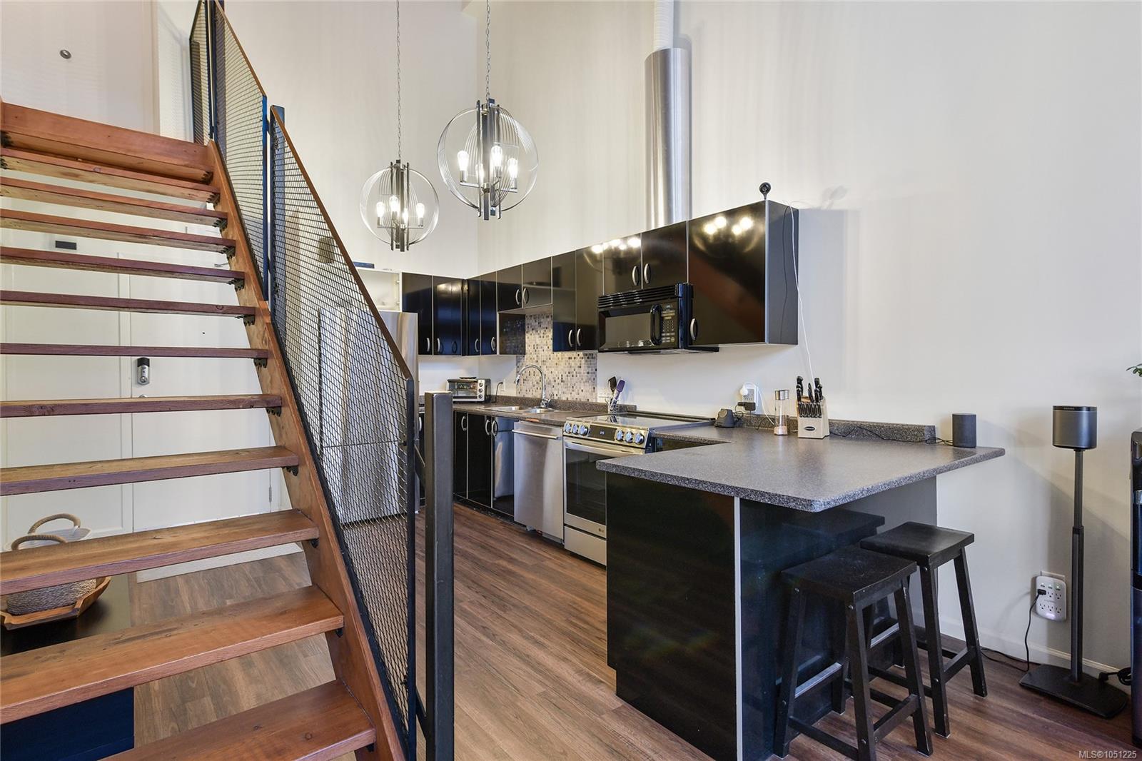 405-829 Goldstream Ave — listing photo 9 of 42