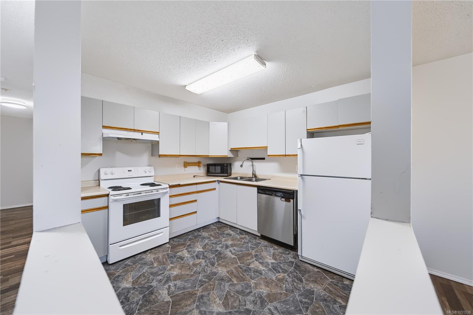101-6715 Dover Rd — listing photo 7 of 32