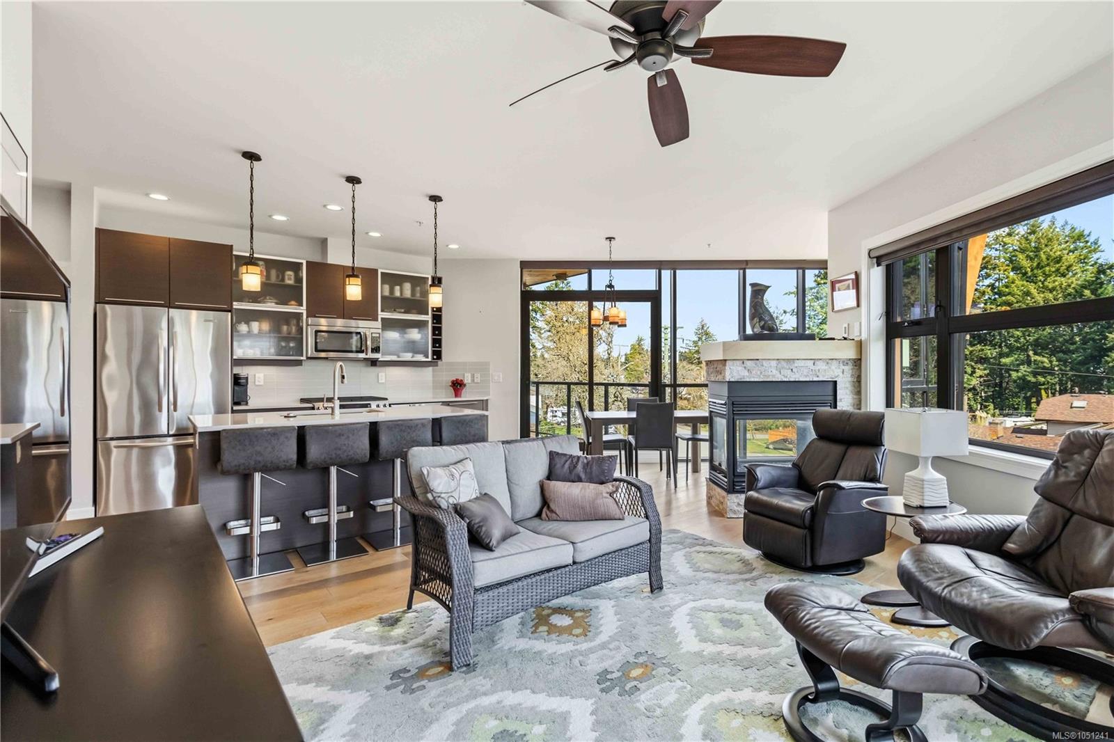 301-2850 Aldwynd Rd — listing photo 11 of 48