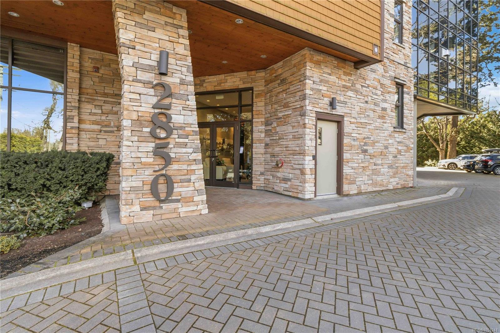301-2850 Aldwynd Rd — listing photo 6 of 48