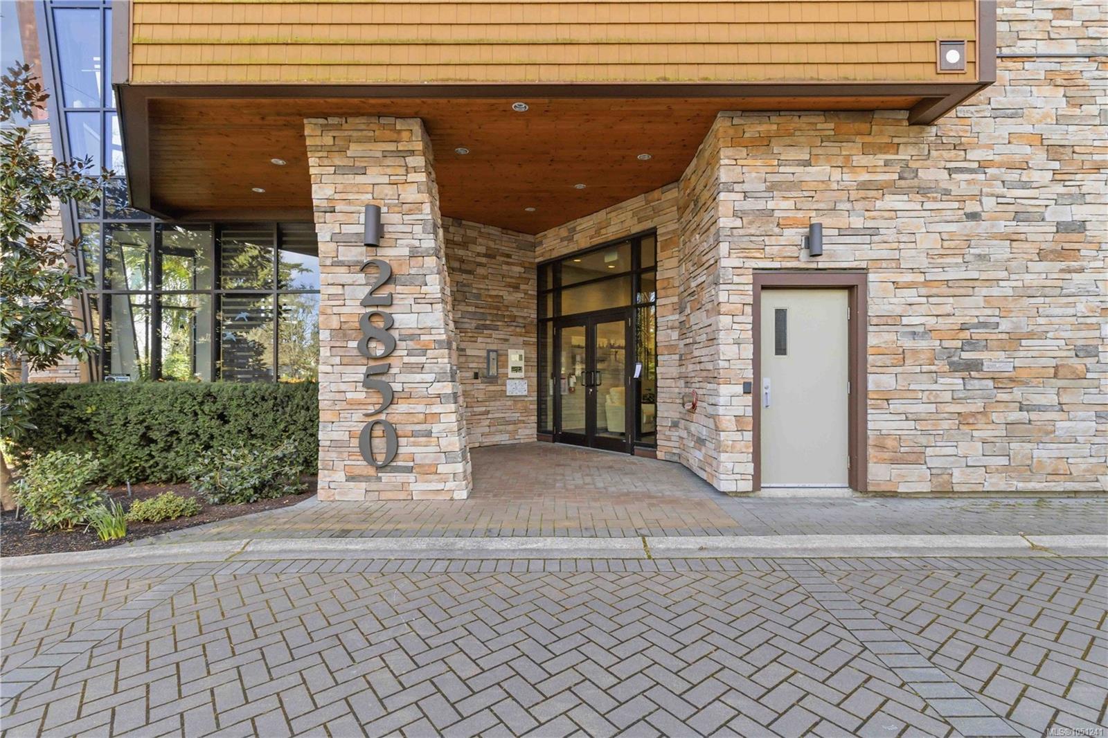 301-2850 Aldwynd Rd — listing photo 7 of 48
