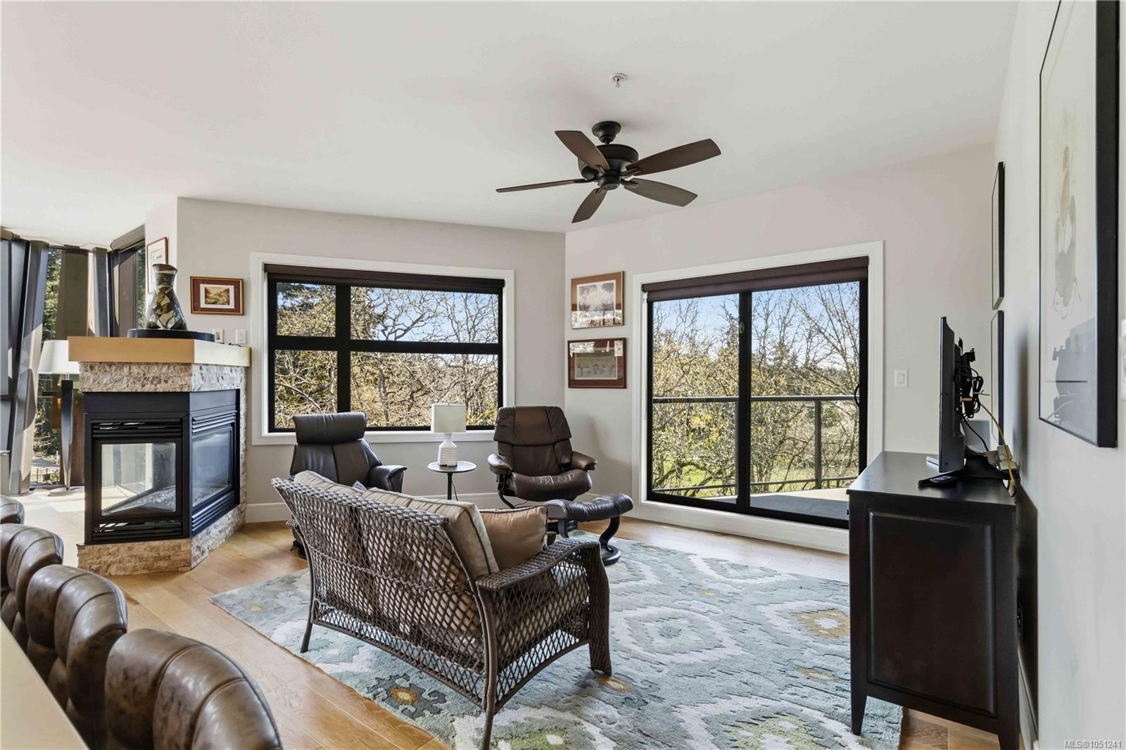 301-2850 Aldwynd Rd — listing photo 9 of 48