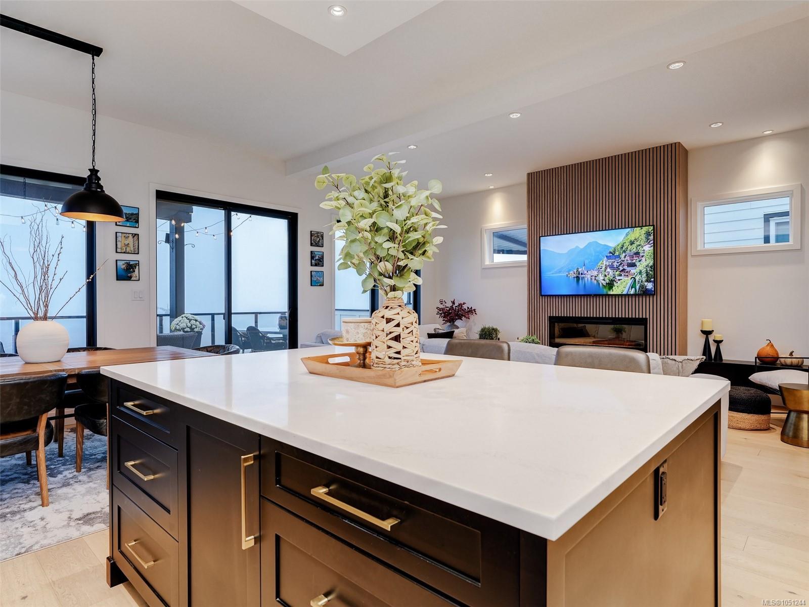 2403 Azurite Cres — listing photo 8 of 58