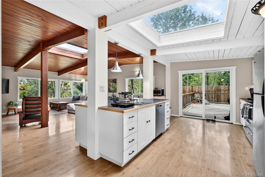 1465 North End Rd — listing photo 3 of 30