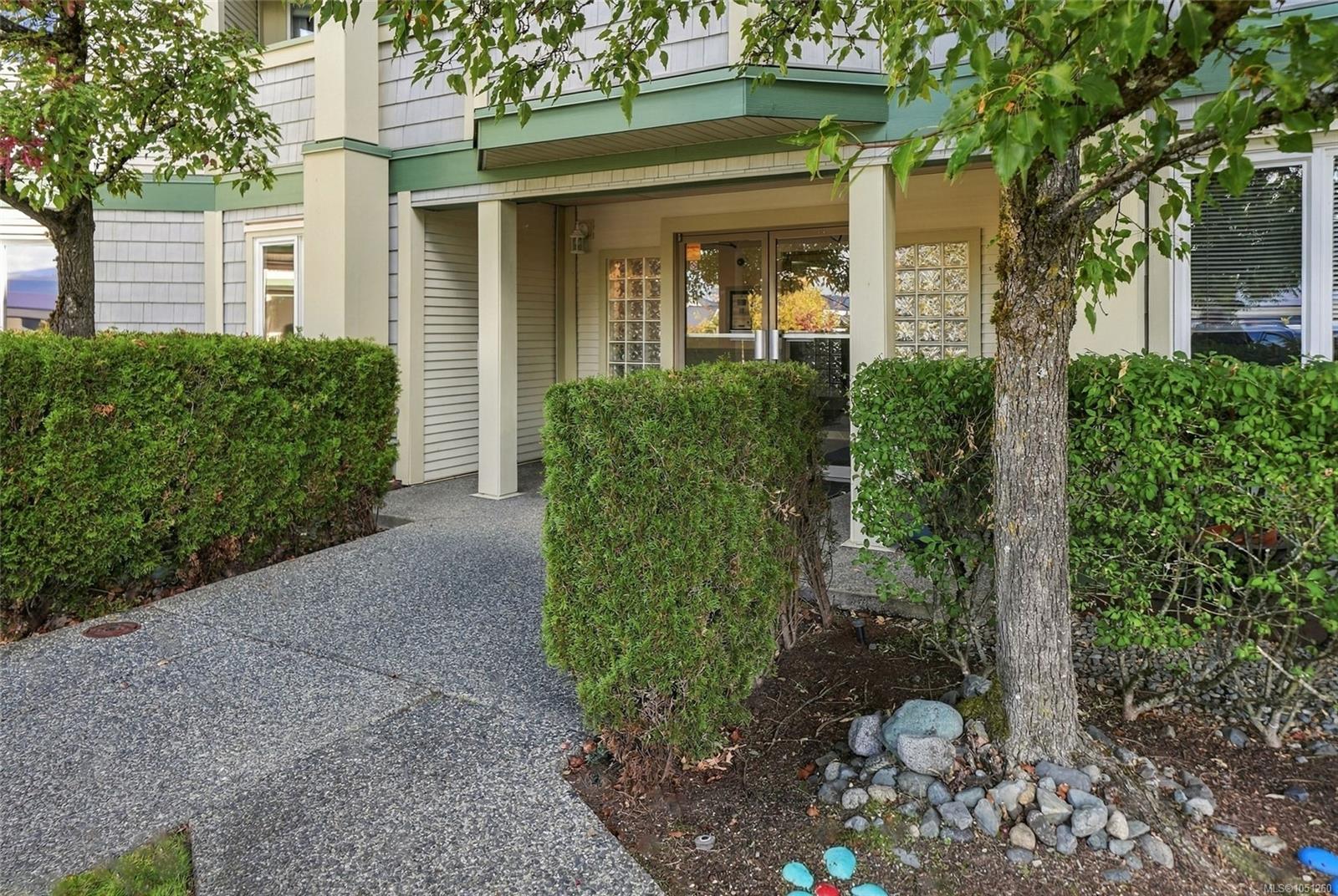 205-4971 Songbird Pl photo 3