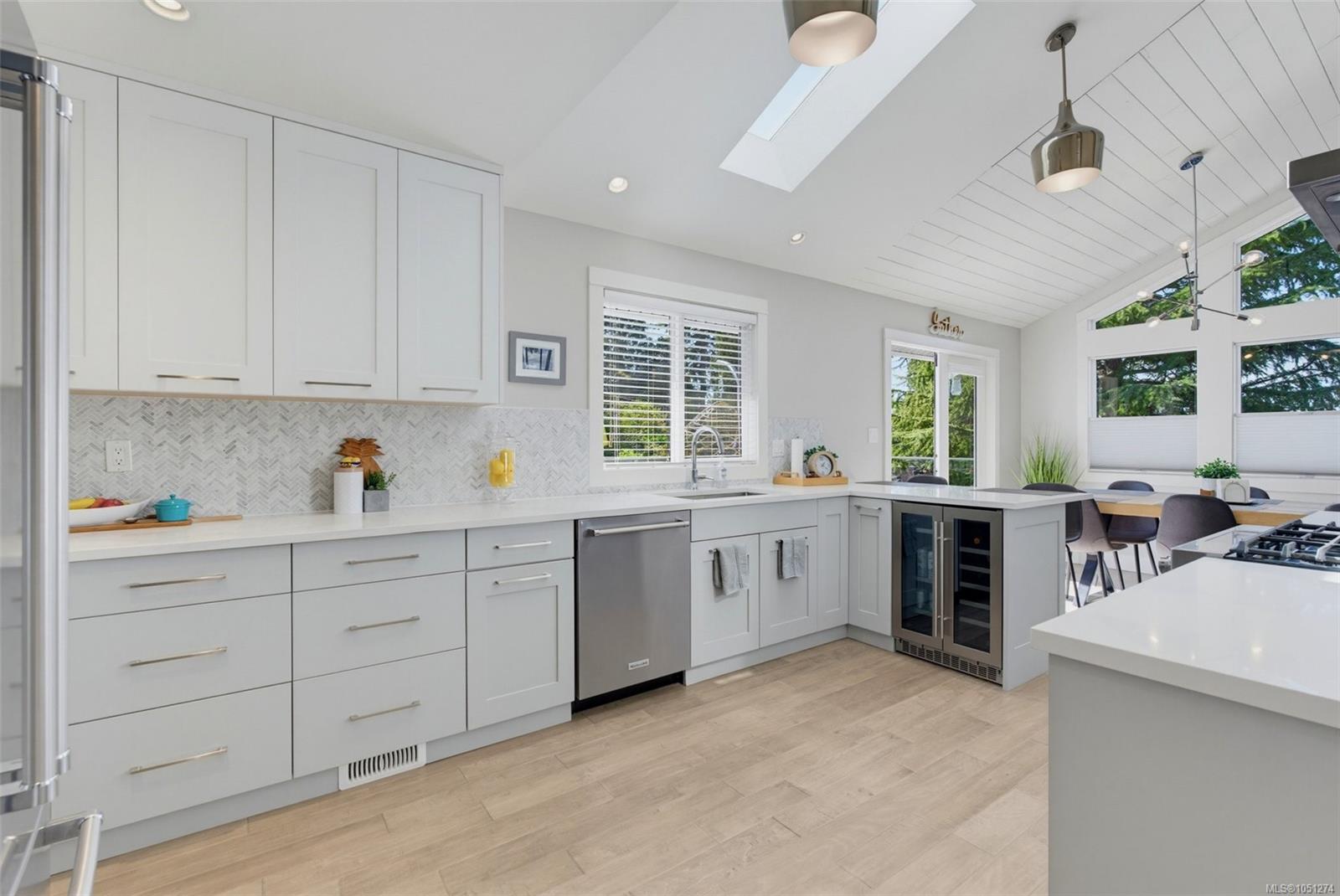 6481 Rodolph Rd — listing photo 12 of 60