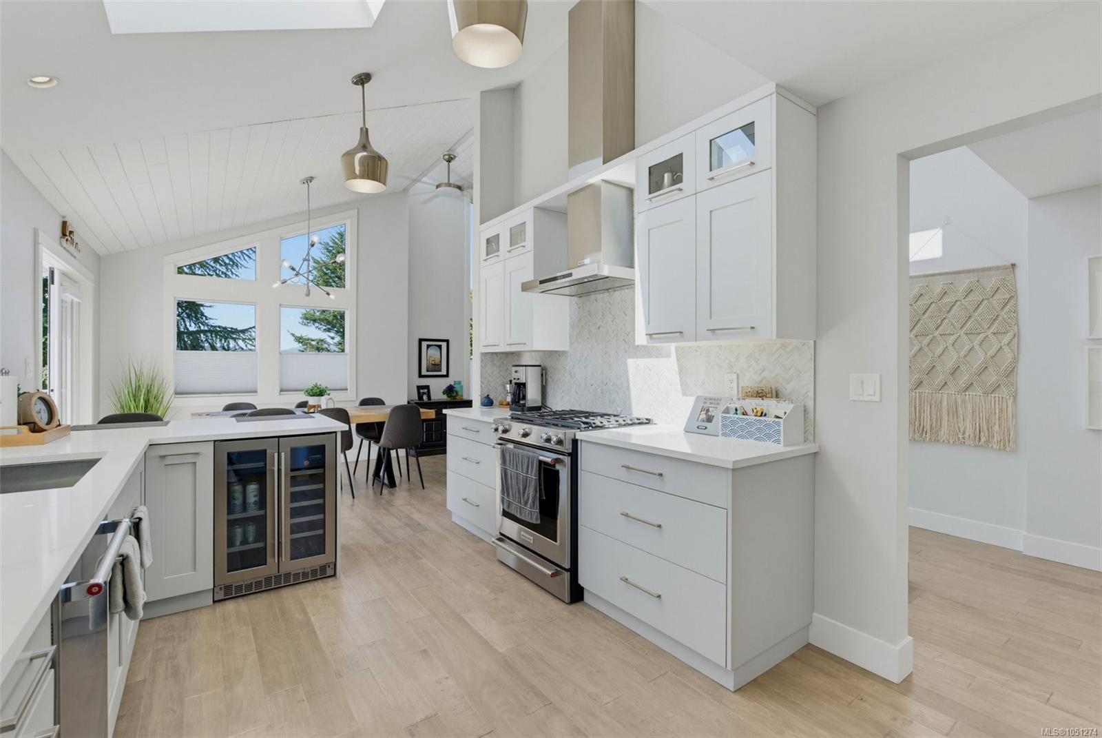 6481 Rodolph Rd — listing photo 14 of 60