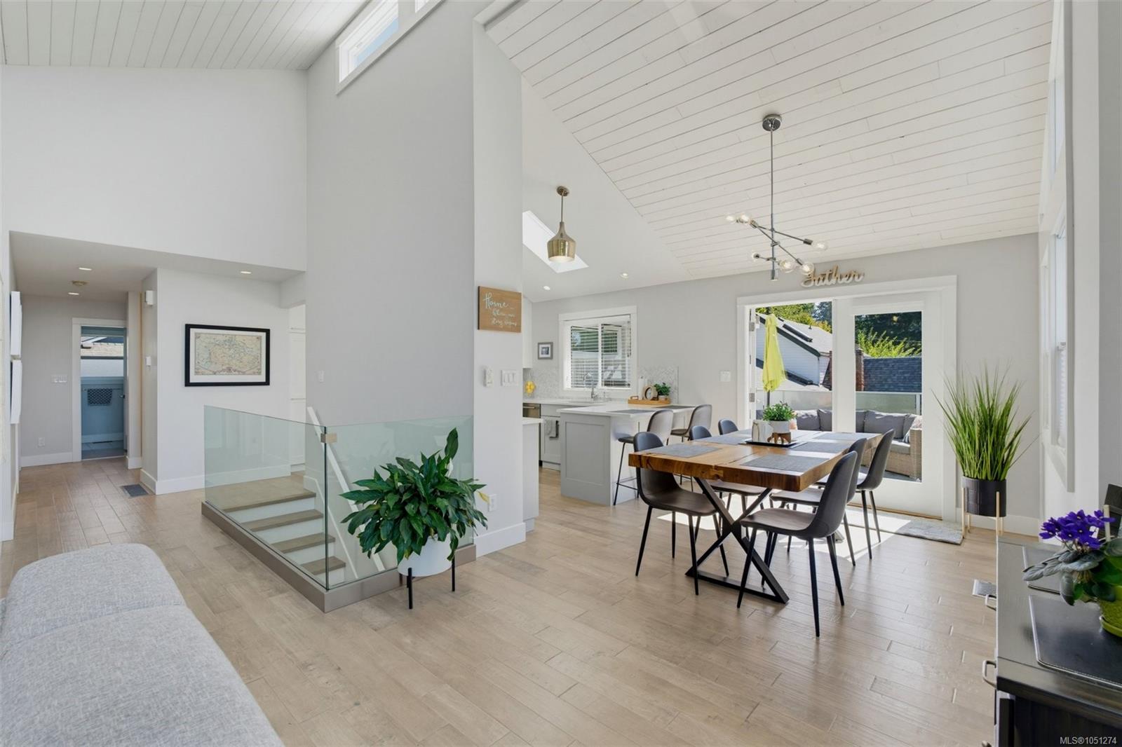 6481 Rodolph Rd — listing photo 10 of 60