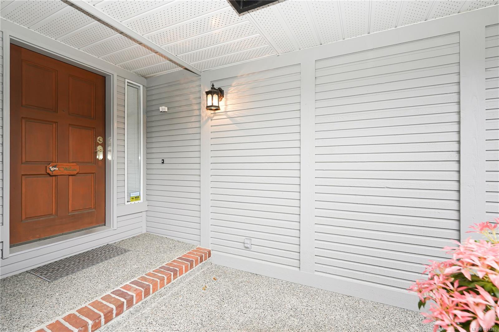 24-4630 Lochside Dr — listing photo 6 of 32