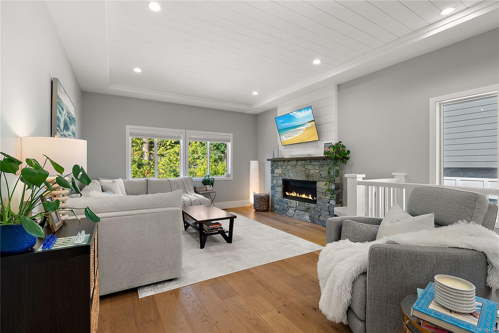 649 Frederic Rd — listing photo 4 of 38