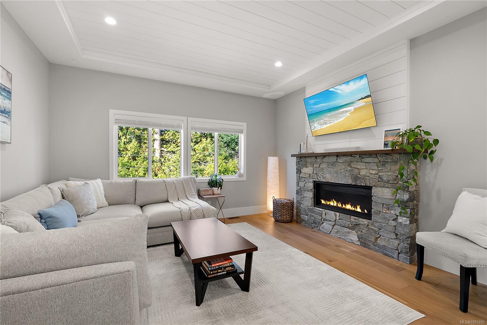649 Frederic Rd — listing photo 5 of 38