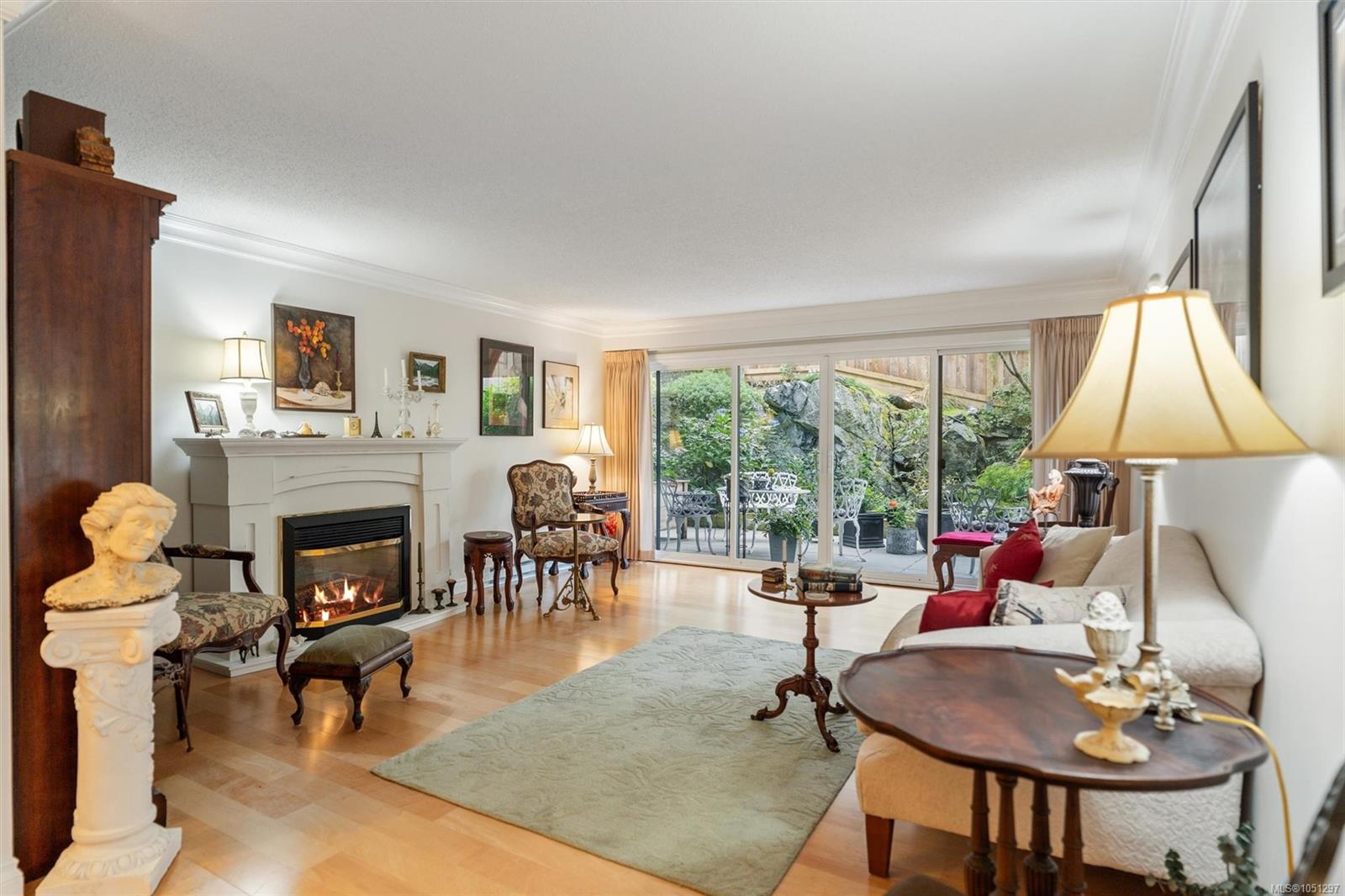 101-280 Douglas St — listing photo 2 of 31