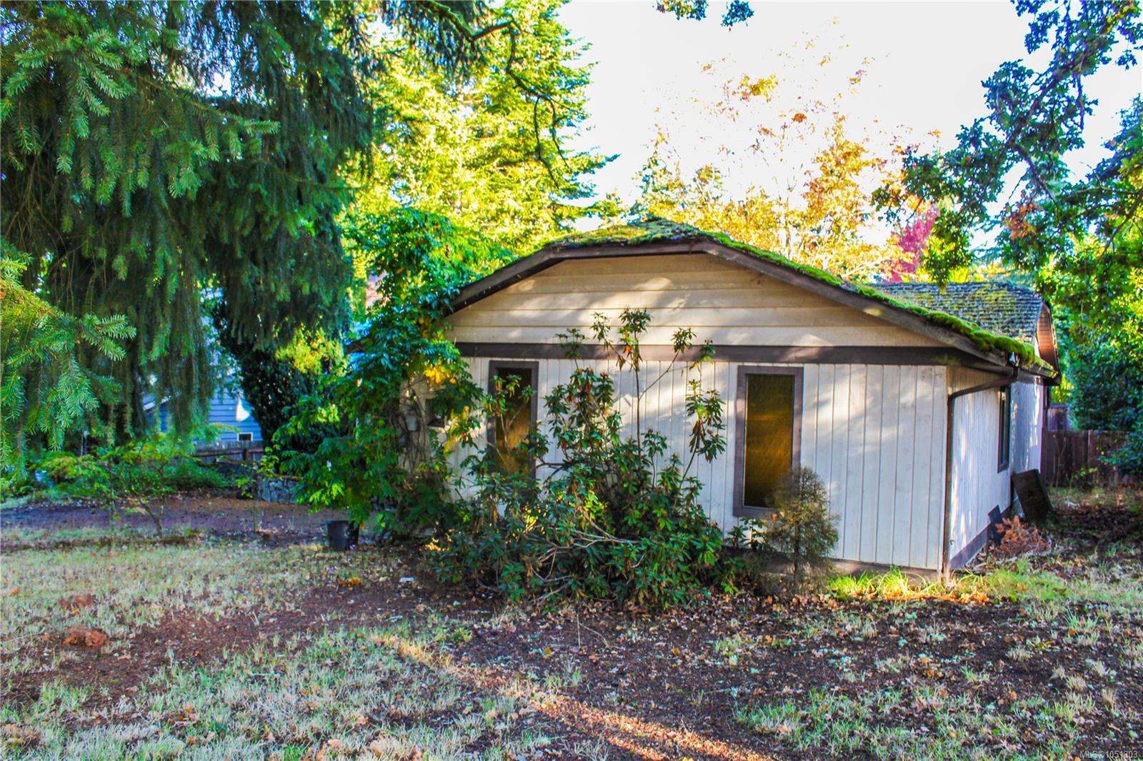1102 Marchant Rd — listing photo 3 of 21