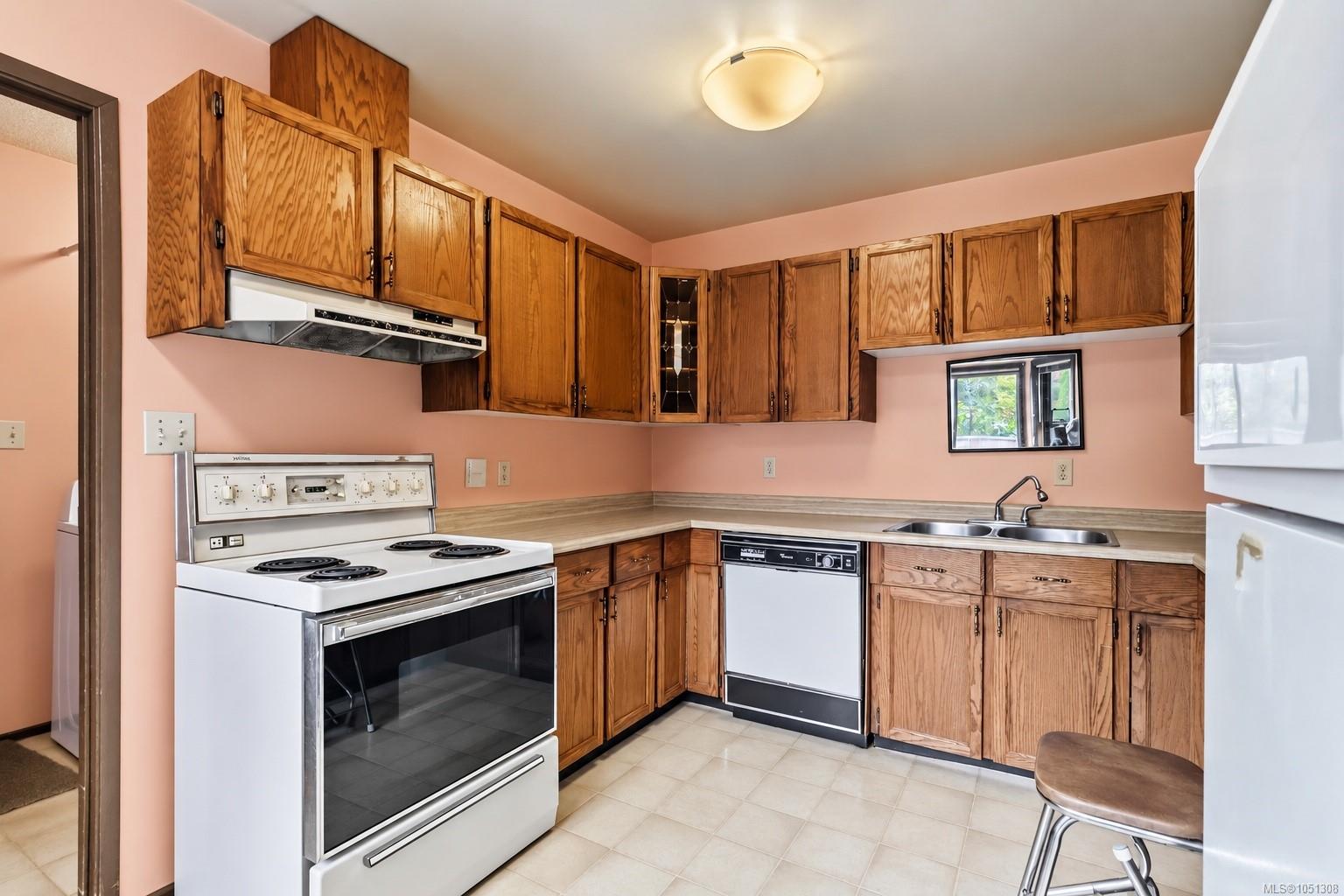 946 Paconla Pl — listing photo 9 of 26