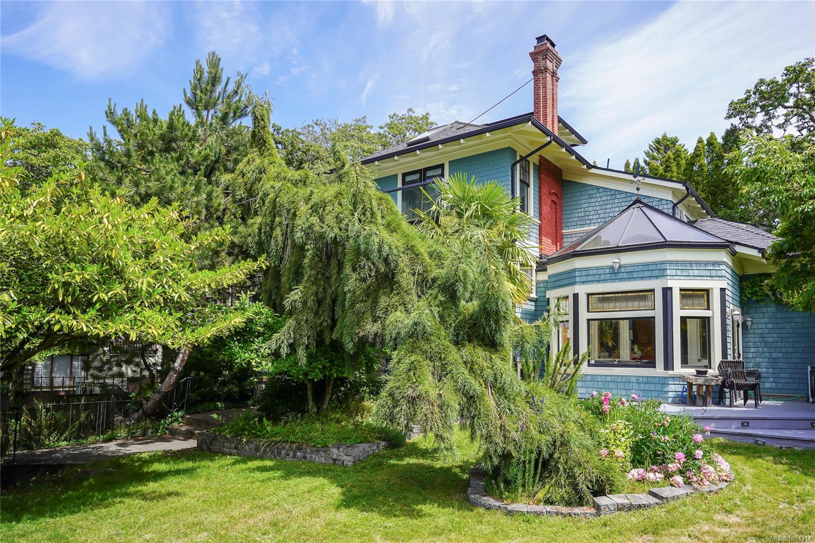 1377 Rockland Ave photo 2