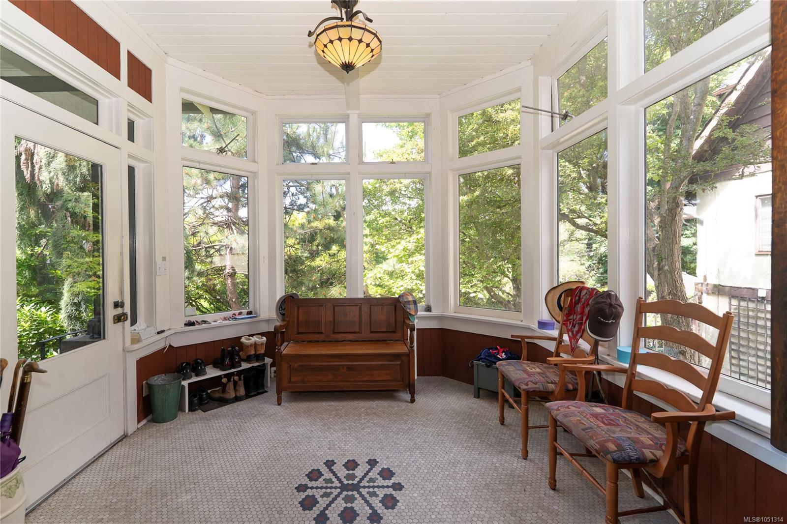 1377 Rockland Ave — listing photo 9 of 69