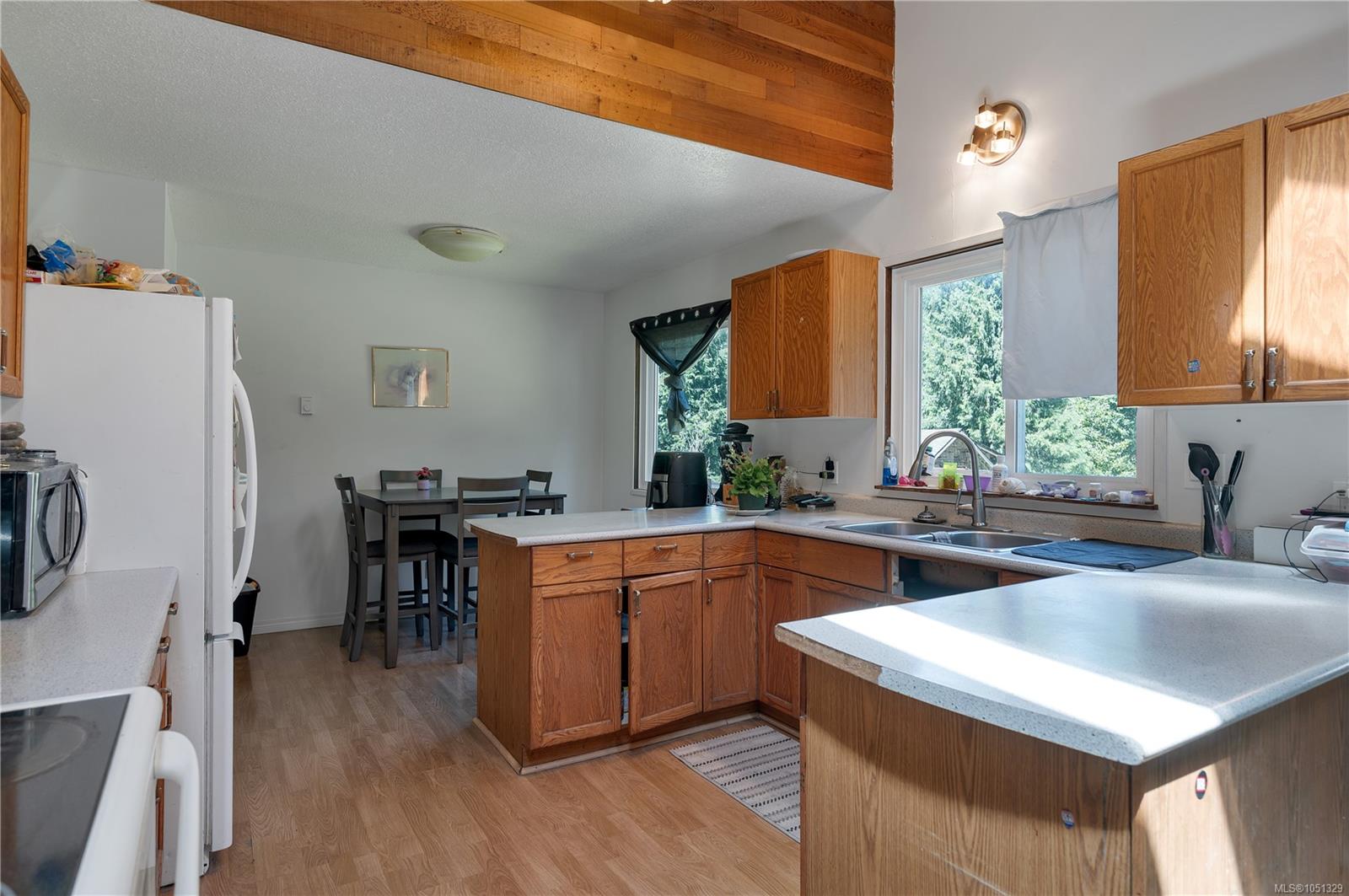1376 Hooley Rd — listing photo 12 of 43