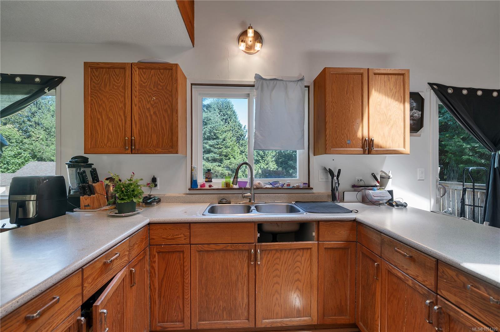 1376 Hooley Rd — listing photo 13 of 43