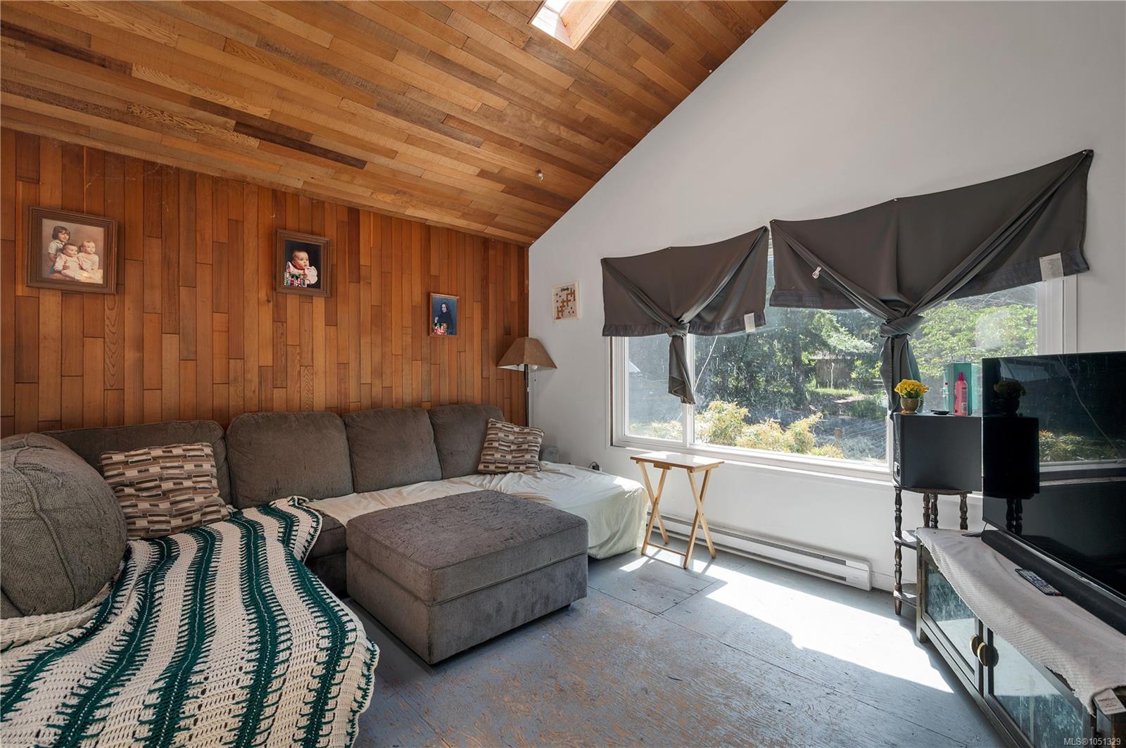 1376 Hooley Rd — listing photo 8 of 43