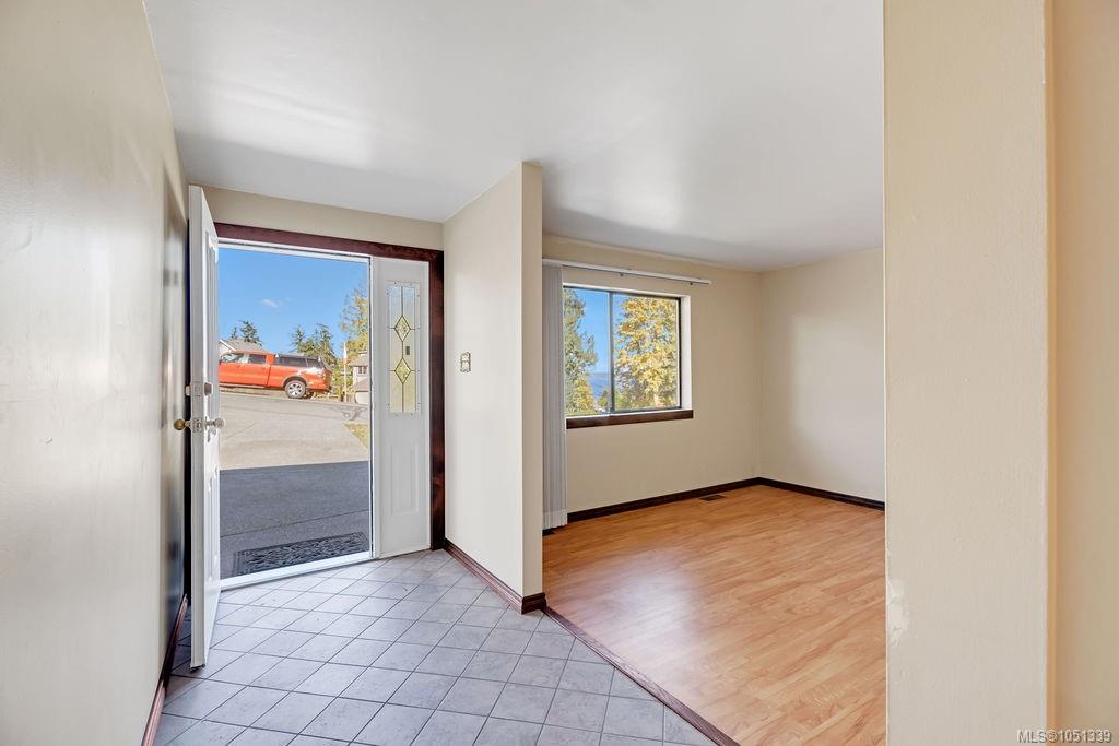 3234 Douglas St — listing photo 13 of 82