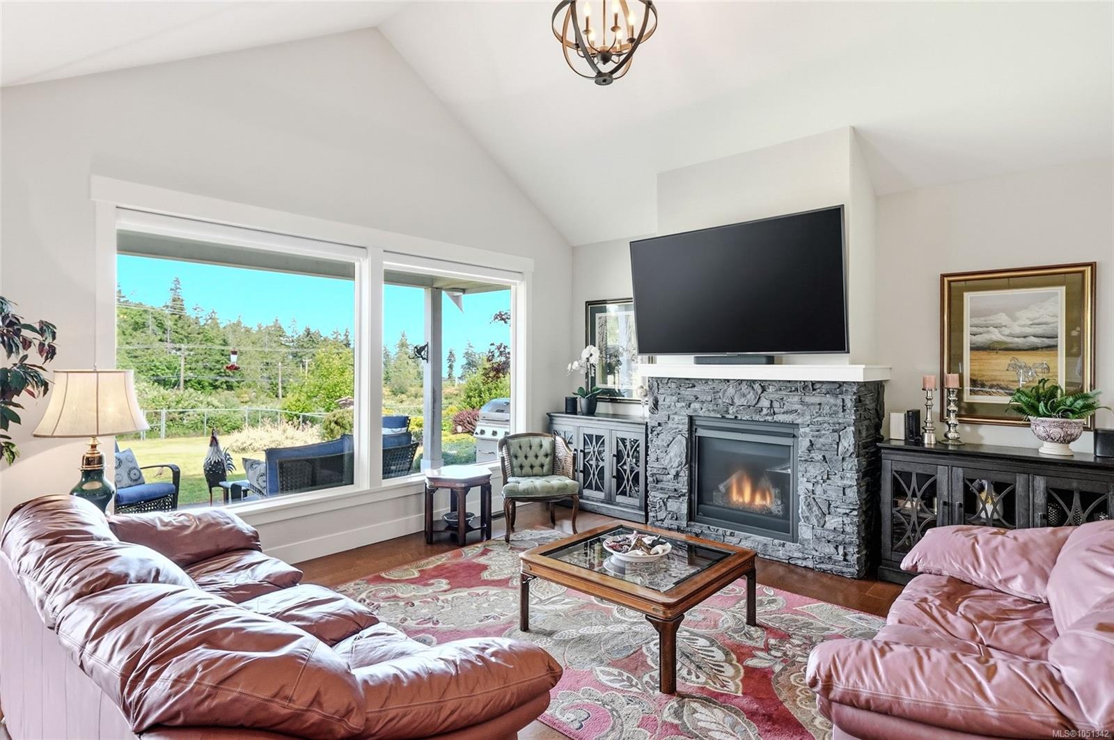 3861 Creekside Dr — listing photo 3 of 37