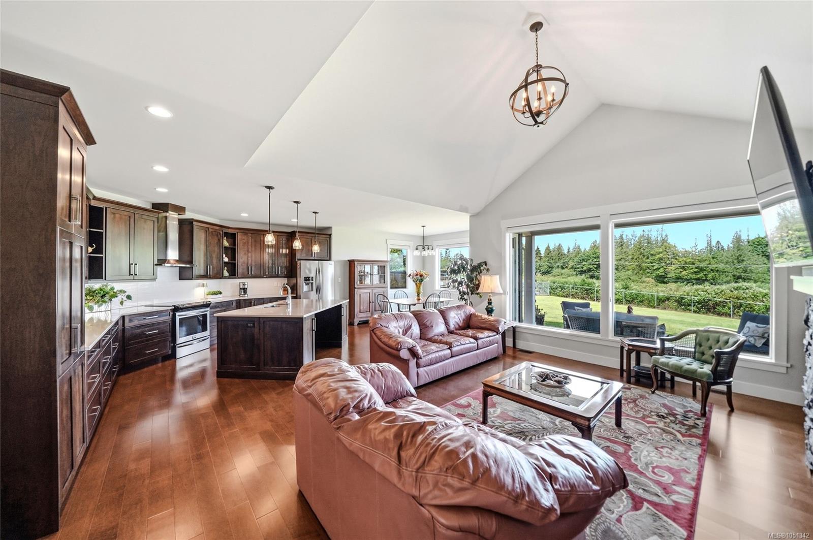 3861 Creekside Dr — listing photo 4 of 37