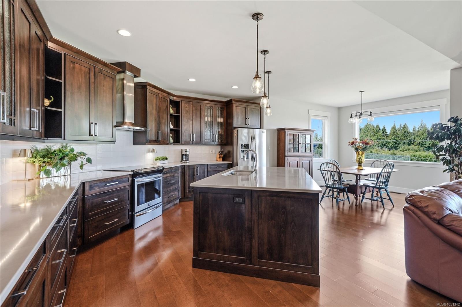 3861 Creekside Dr — listing photo 5 of 37