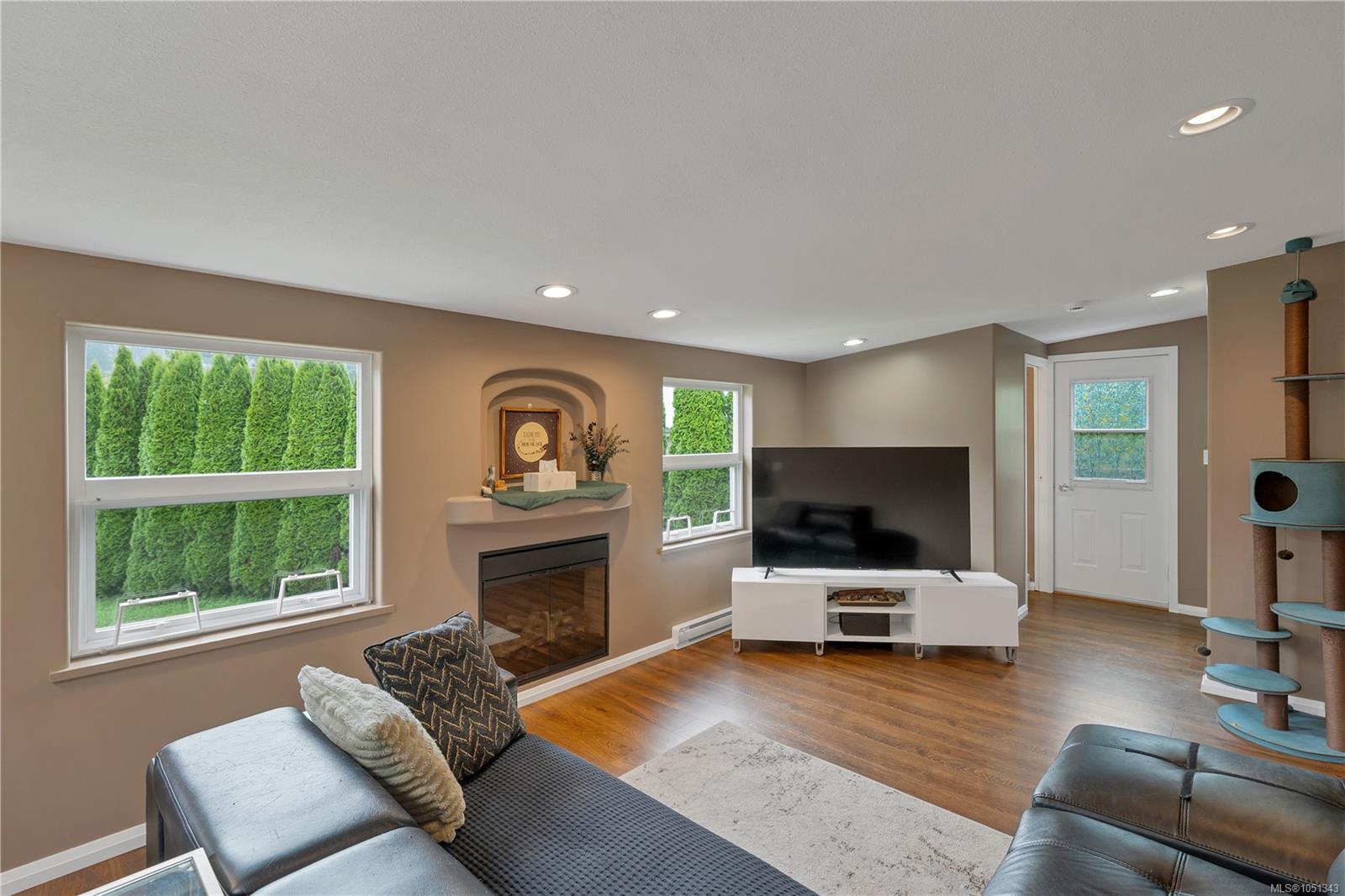 81-5250 Beaver Harbour Rd — listing photo 3 of 21