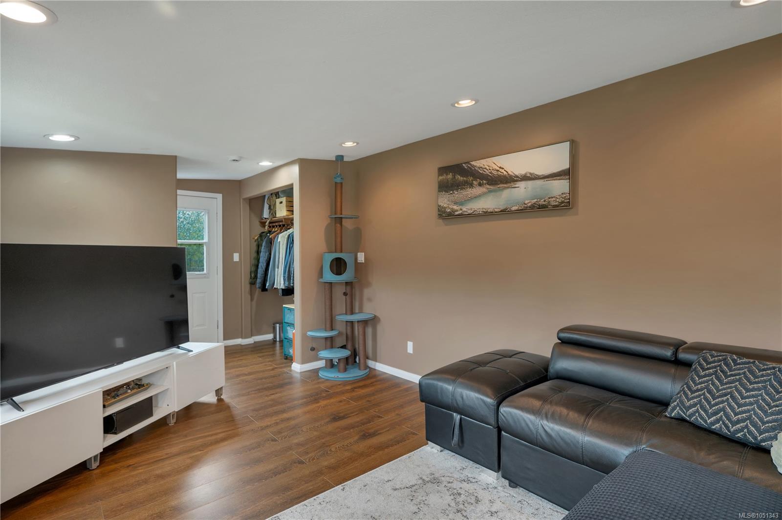 81-5250 Beaver Harbour Rd — listing photo 4 of 21