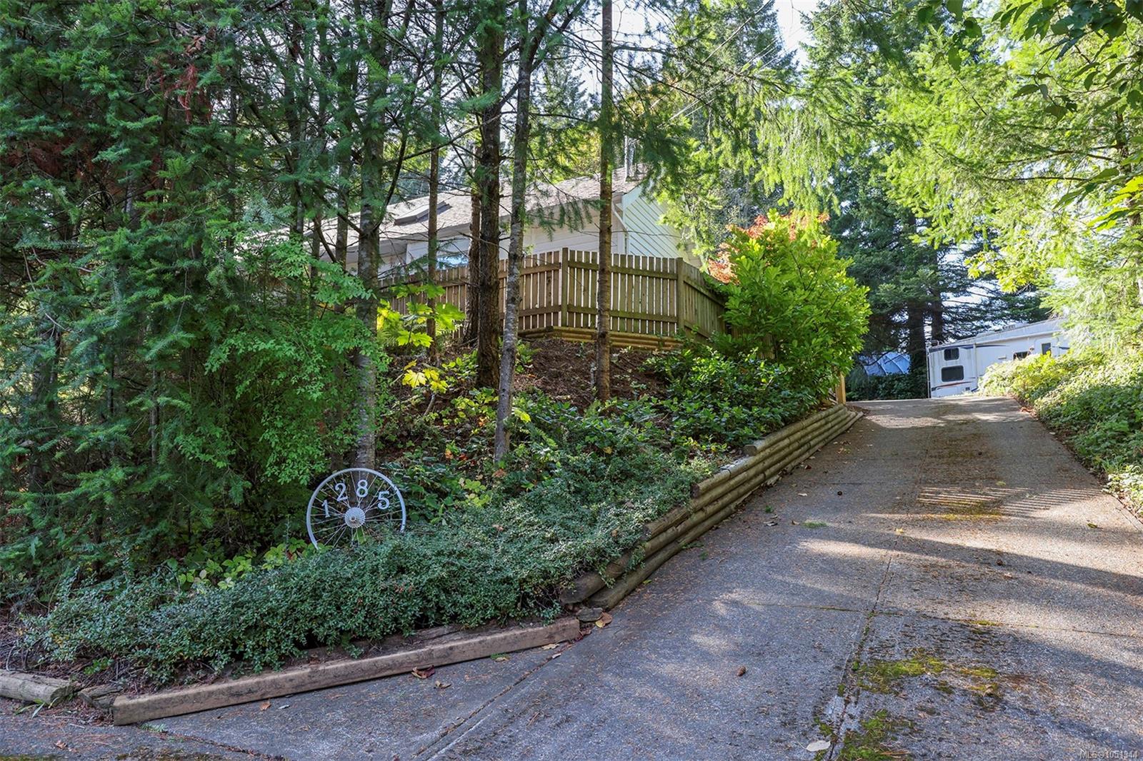 1285 Hurford Ave — listing photo 12 of 40