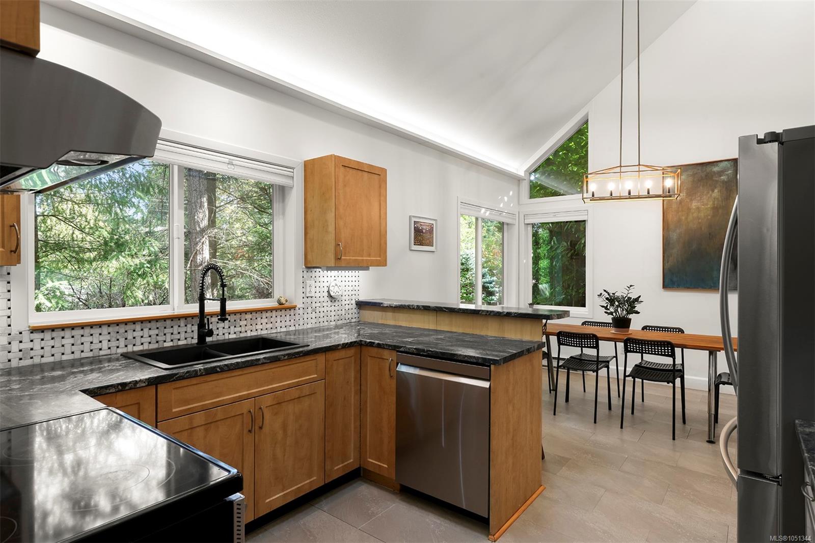 1285 Hurford Ave — listing photo 7 of 40