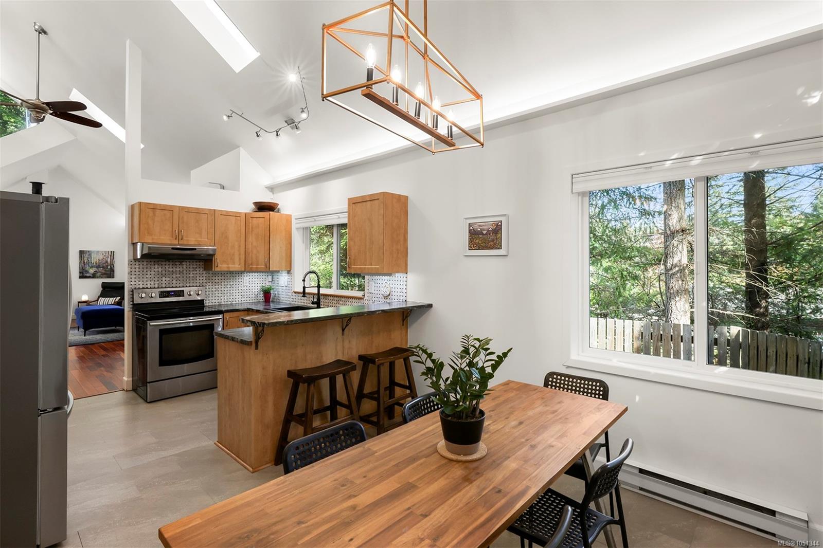 1285 Hurford Ave — listing photo 9 of 40